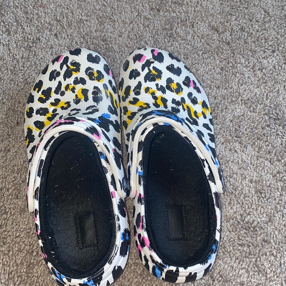 CROCS Shoes - Leopard print crocs with fur lining